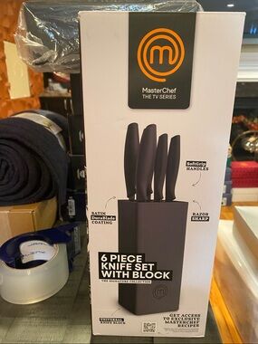 NIB MasterChef 6-Piece Knife Set with Block - Black.